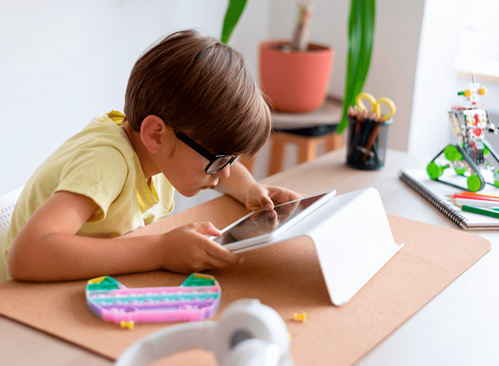 Limitar o Tempo de Tela Protege a Visão Infantil?
